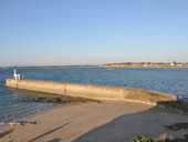 Vue sur la jete depuis la pointe de Merquel