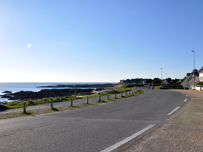 Vue sur la D99 longeant la plage du grand Lanroue