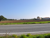 Vue sur le centre commercial depuis la D13 au Plessis Allais