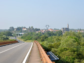 Vue sur Basse Indre depuis la D75 passant sur la voie ferre