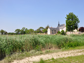 Vue sur le bourg depuis les marais