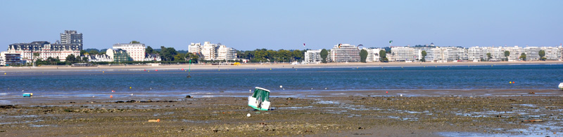 Vue sur la Baie du Pouliguen et le front urbain littoral de la Baule