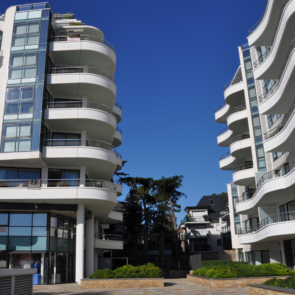 Un front urbain monumental qui sest dvelopp devant les quartiers de villgiature boiss