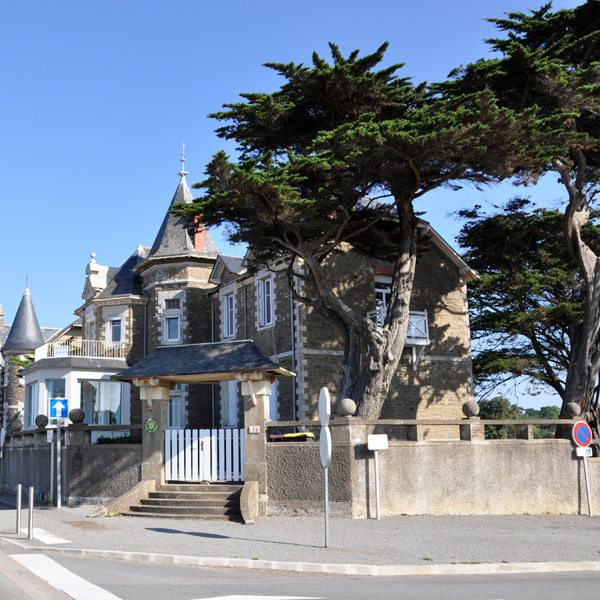 Villa en bord de mer sous les cyprs  Tharon