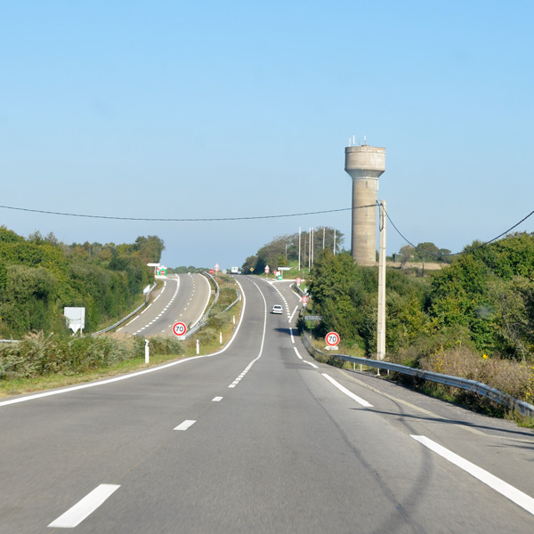 Route bleue traversant les boisements urbaniss