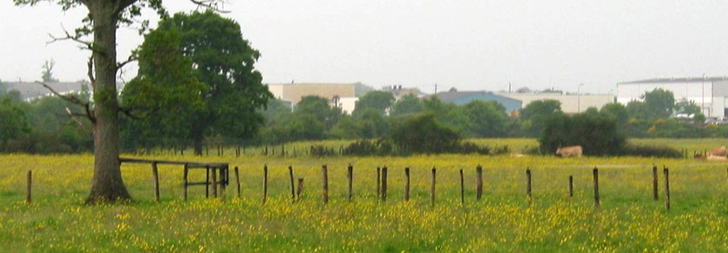 Vue sur les arrire de la zone artisanale le long de la RN 165