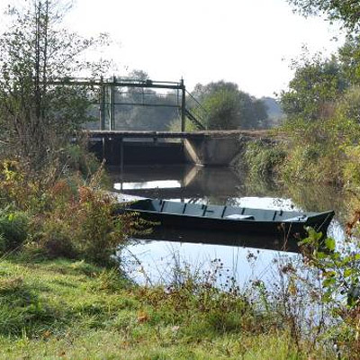 Ecluses et canaux dans les marais de Mazerolles