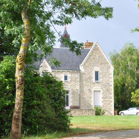 Chteau et son parc sur la valle du Tenu