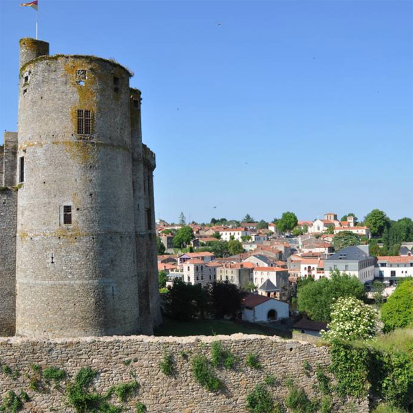 Paysage urbain aux inspirations toscanes, le vieux Clisson Paysage urbain aux inspirations toscanes, le vieux Clisson