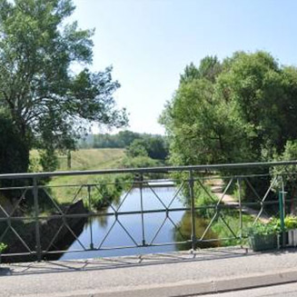 Paysage de canaux et boires dans le fond de valle