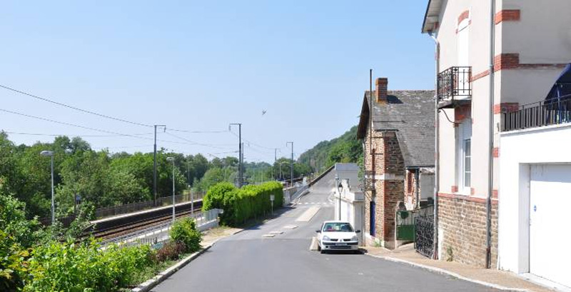 Rupture physique et visuelle entre le coteau et la valle par la voie ferre