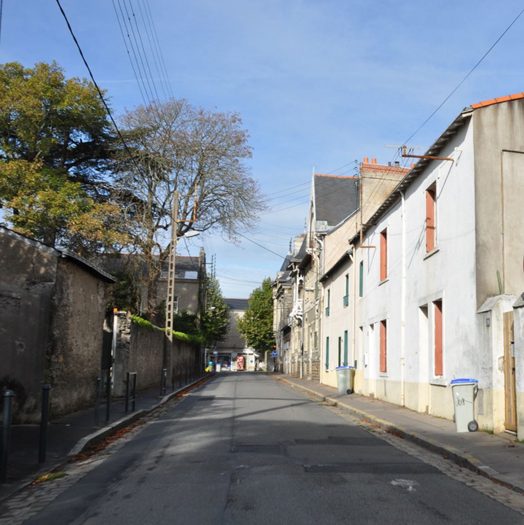 Ambiances urbaines contrastes entre les lots (alternance de jardins, maisons de ville, immeubles, quipements)