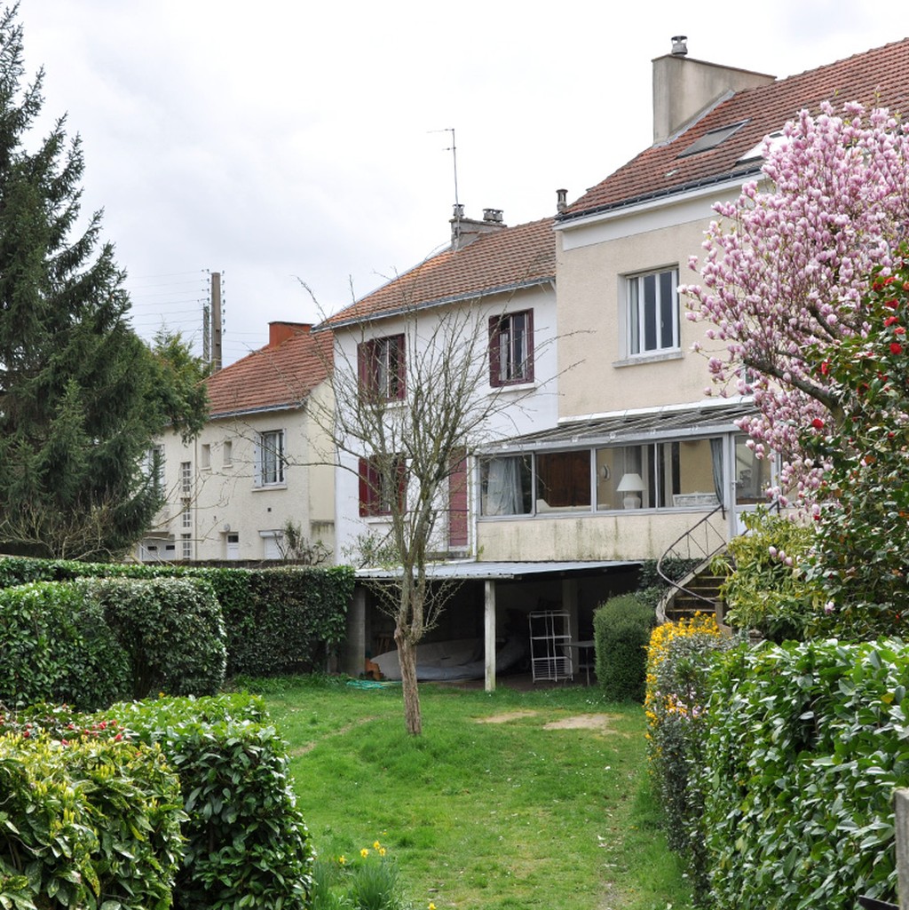 Un cur dlot jardin qui contraste avec le paysage minral des rues