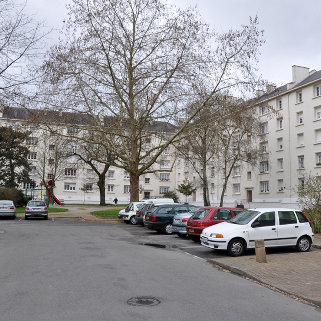 Des espaces publics assez minraux souvent occups par la voiture