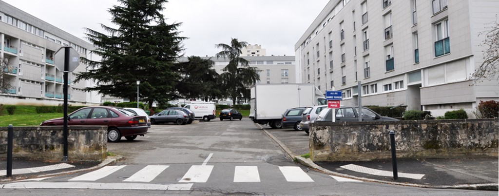 Un paysage urbain monumental aux lignes rigoureuses