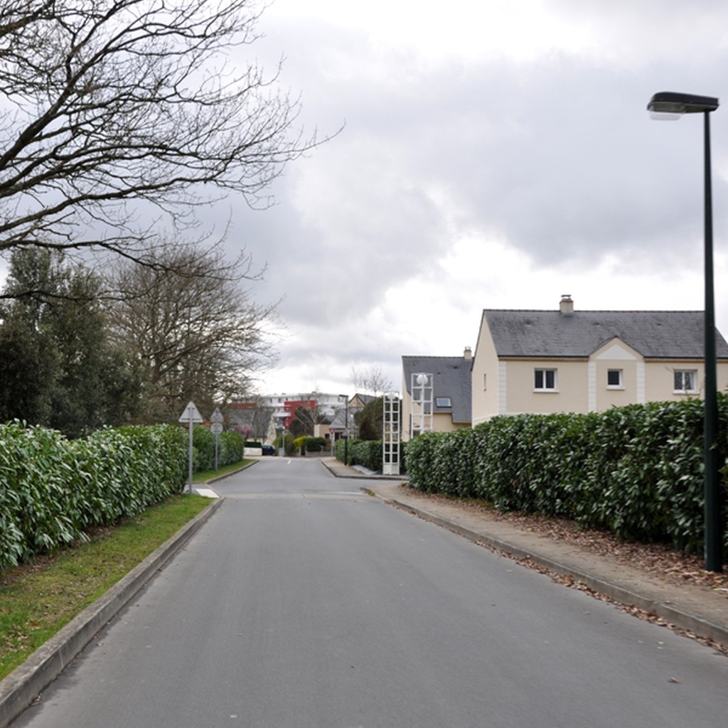 Ambiance de quartier pavillonnaire dans une ancienne zone bocagre