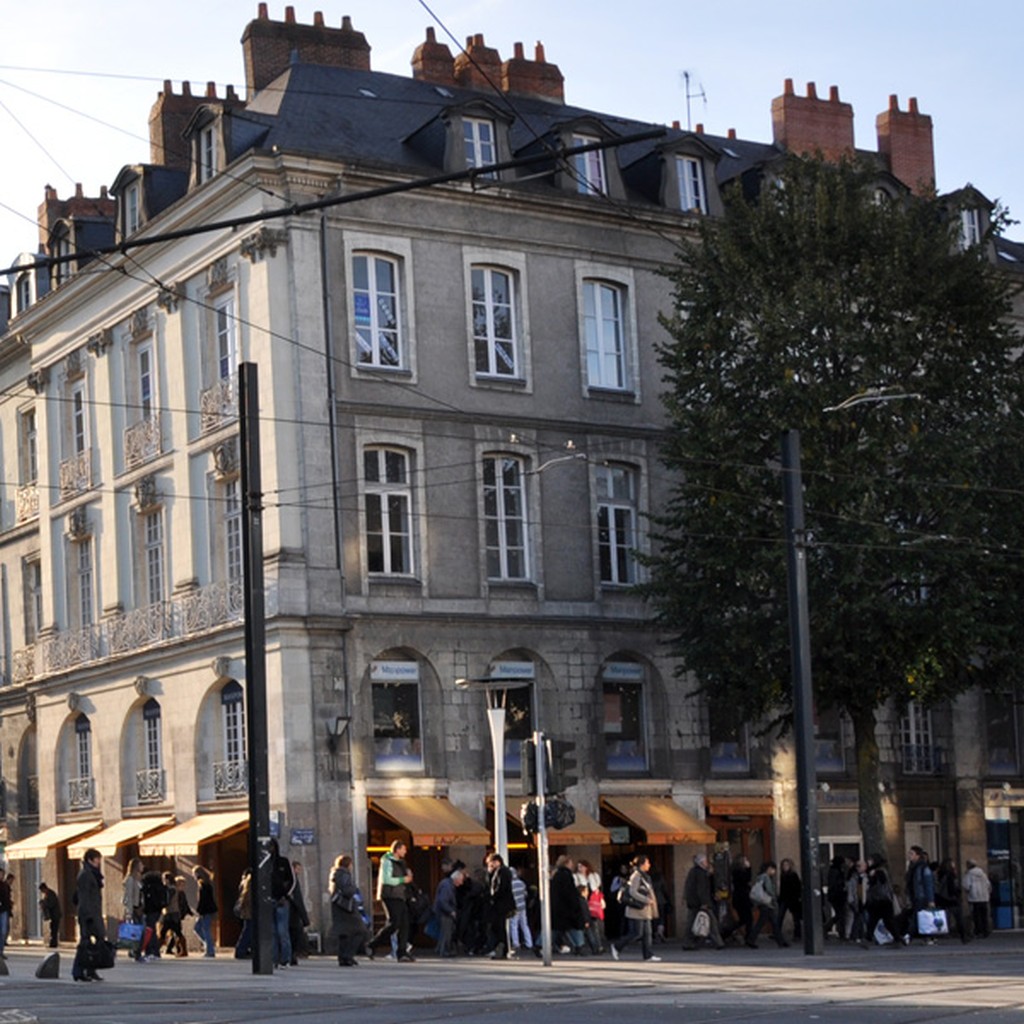 Un coeur au carrefour de la vie urbaine (angle des cours Roosevelt et des 50 otages)