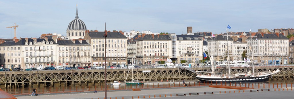 Vue sur les quais de la Fosse depuis la rive gauche