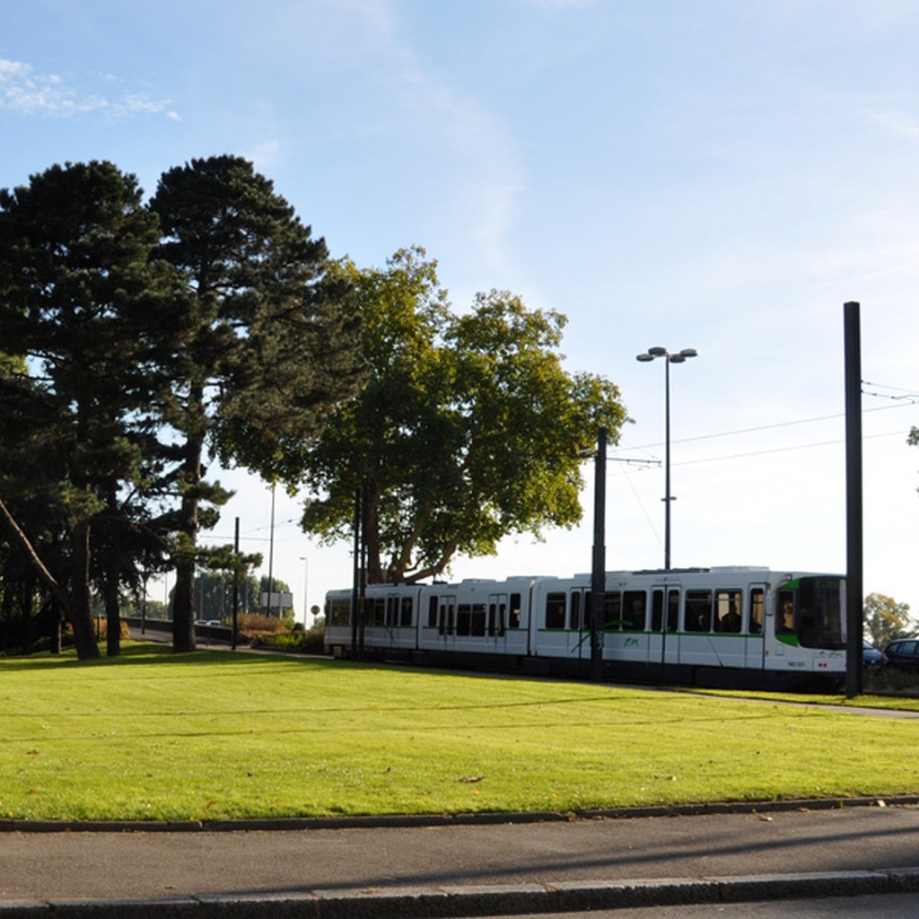 Tramway au franchissement de la Loire et son parc de berge  Pirmil