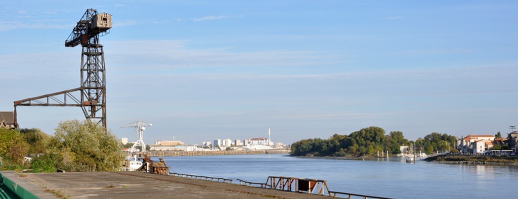 Vue sur la rive industrialo-portuaire de Nantes faisant face au village de Cap-Horniers de Trentemoult