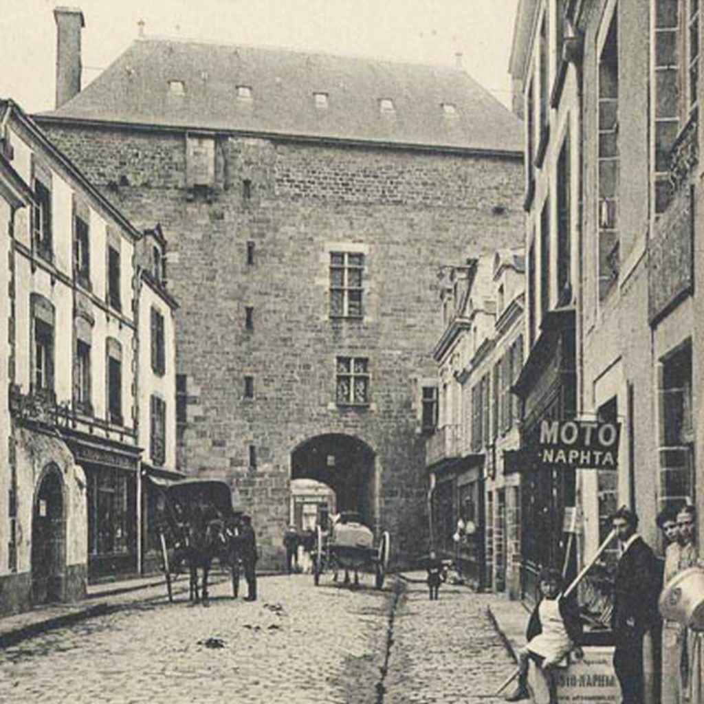 Guérande, rue et porte St Michel (fond iconographique des archives départementales, cote 23Fi3375)