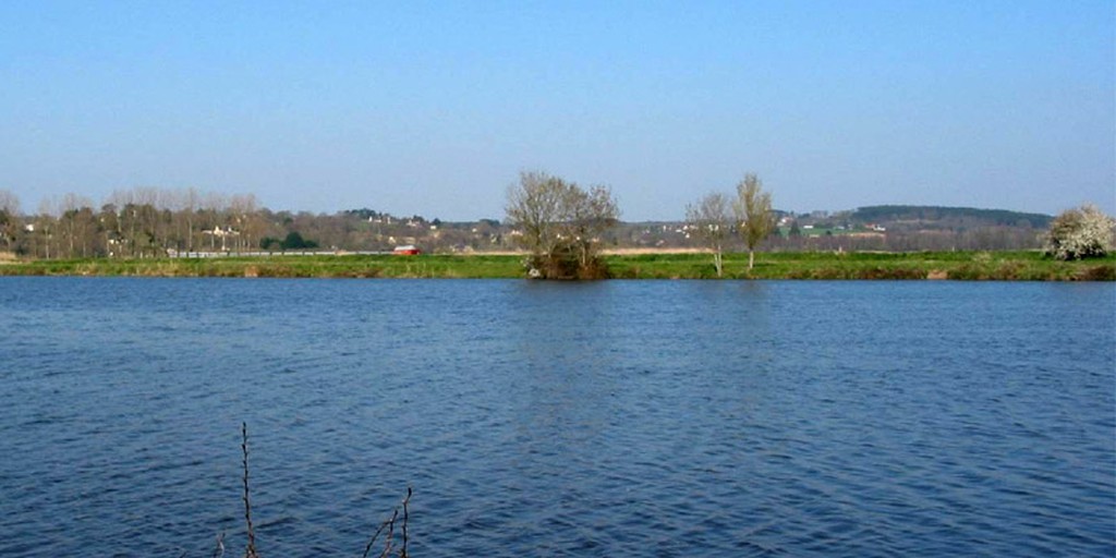 Au nord un plateau qui se termine en belvdre sur les marais de la valle de la Vilaine