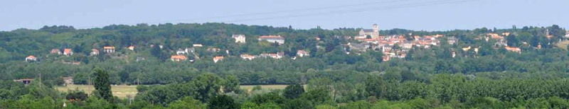 Vue sur le bourg tag sur le coteau du Cellier et lurbanisation diffuse le long des voies sur le coteau