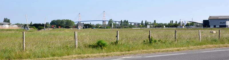 Vue sur les arrires de la zone portuaire avec le pont pour horizon