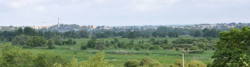 Un paysage horizontal entre deux coteaux marqus