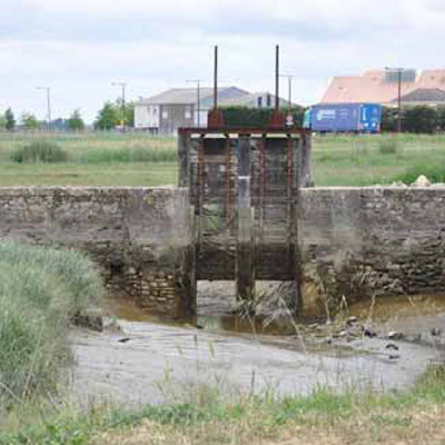 Des cluses qui grent linterface hydraulique marais / estuaire