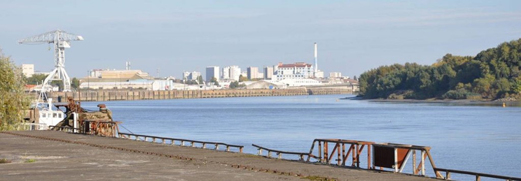 Front industrialo-portuaire nantais sur la Loire