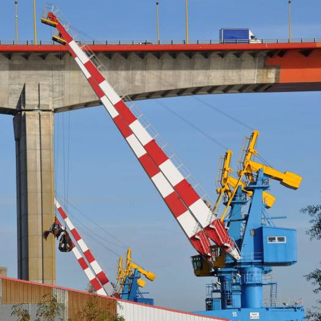 Paysage arien des grues et du pont de Chevir