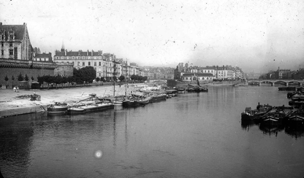 Vue sur les quais des bras de Loire au niveau du Chteau (Archives dpartementales)