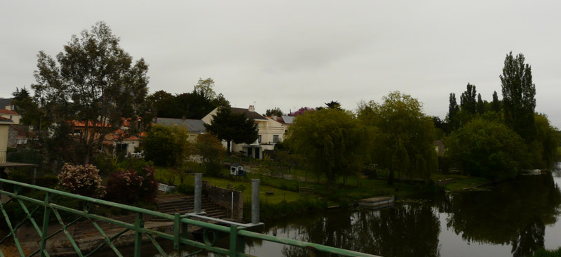 Accroche du bourg sur la rivire