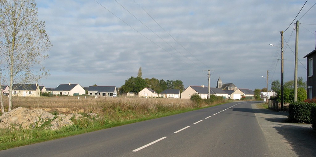 Extensions urbaines pavillonnaires autour d'un bourg rural