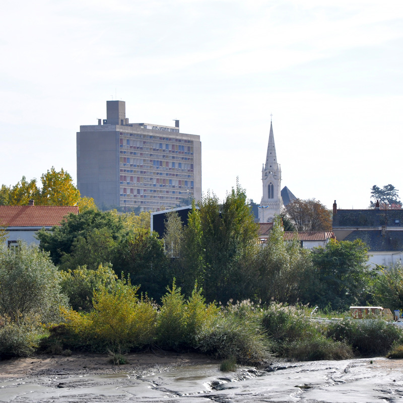 Horizon urbain de Rezé marqué par la Maison Radieuse (Le Corbusier) et le clocher