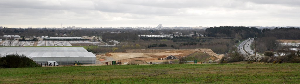 Vue plongeante depuis la crte du Val de Gobert sur la zone marachre et lagglomration qui dessine lhorizon