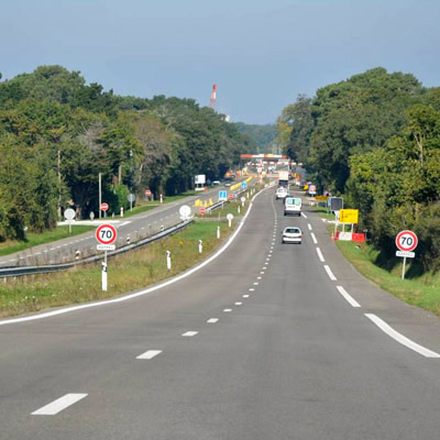 La route bleue et les boisements qui marquent une limite nette dans le paysage