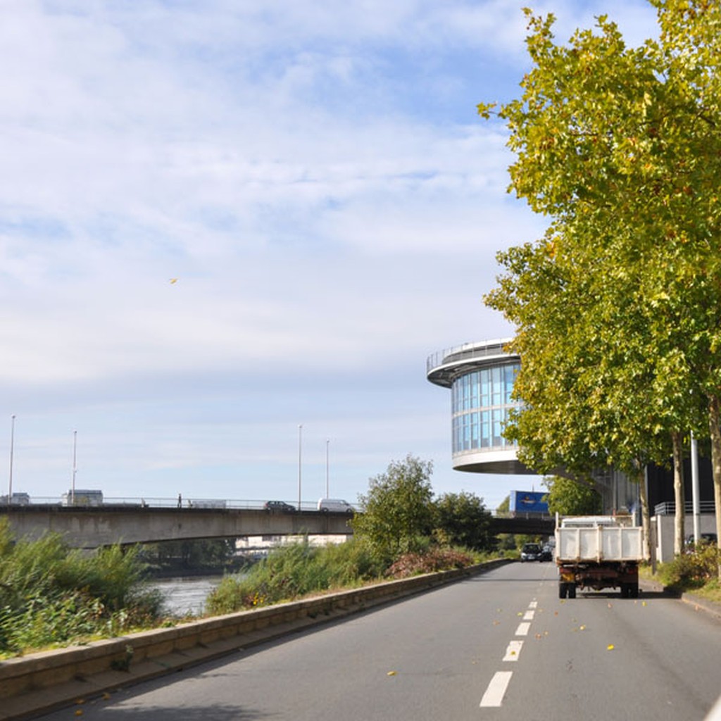 Voie sur berges et arrires du centre hospitalier